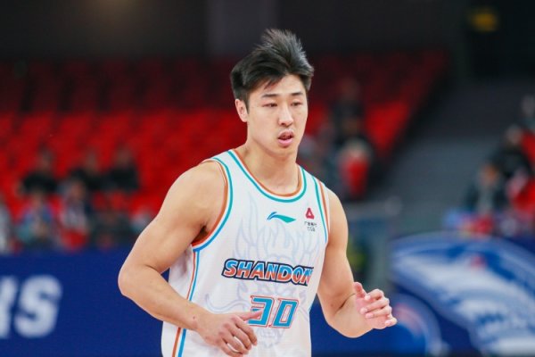 ：天津男篮与锋线何思雨签下为期3年C类合同