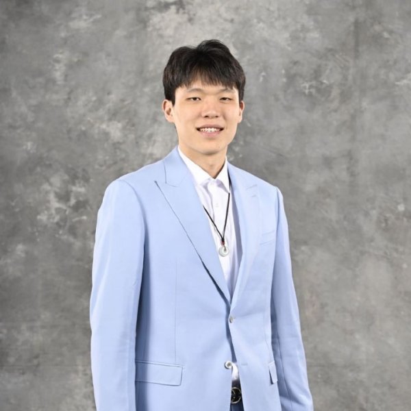 助威  ！杨瀚森更新微博头像 从小丑约基奇换成了西装杨瀚森