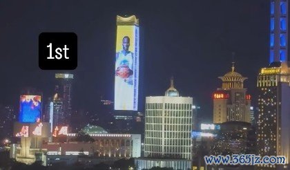 亮相中国上海外滩巨幕！追梦：妈妈我做到了 永怀感恩！