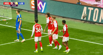 阿森纳1-0领跑  利兹联！赖斯左路底线球开出，廷伯顶球抢点破门