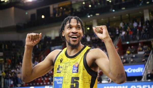 媒体人:贾斯汀-西蒙有望签约山西 曾在多职业联赛 当选最佳防卫 球员 媒体人:贾斯汀-西蒙有望签约山西 曾在多职业联赛 当选最佳防卫 球员