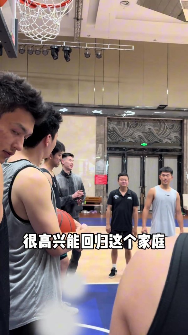 郭昊文现身同曦：看到大家很开心 很高兴能回归这个家庭