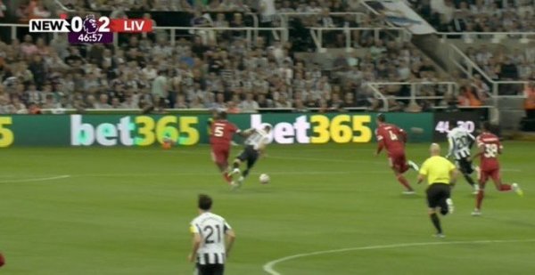 纽卡跟队：科纳特明显推搡巴恩斯连违例  都不是？他本该两黄下场