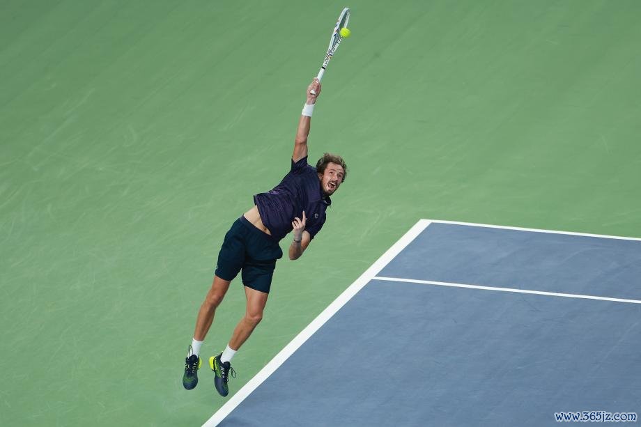 [图]完胜德米纳尔 上海大师赛梅德韦杰夫晋级下一轮  四强王欣瑜