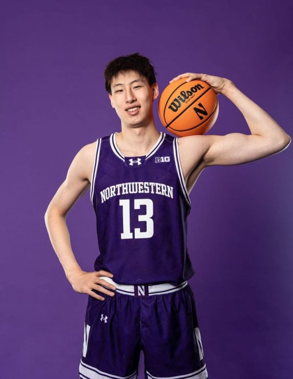 这身运动活动 服 顺眼吗?郇斯楠晒西北大学造访定妆照 这身运动活动 服 顺眼吗?郇斯楠晒西北大学造访定妆照