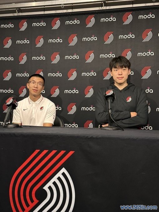 来了来了！杨瀚森出席媒体日&姿态很解压   和翻译一起接受采访