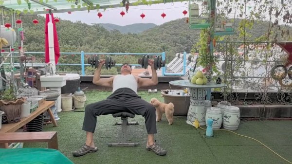 刘玉栋晒视频做力量练习  ：国庆大家乐我运动练习    我快乐助威  中国