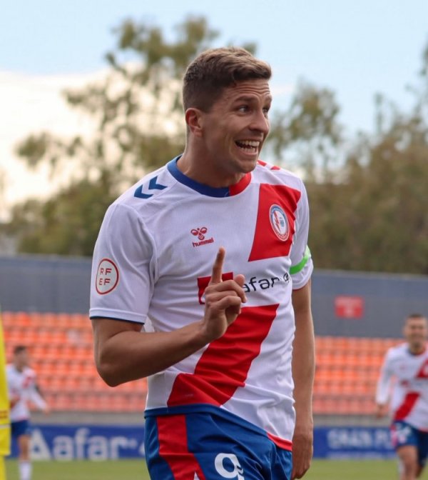 记者：西蒙尼次子詹卢卡-西蒙尼退役，现年27岁将进经纪公司工作