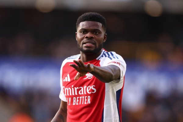 官方：托马斯因强奸指控出庭后，目前已获准保释