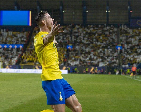 厚积薄发🤑C罗前19年挣了4.1亿镑薪水，在胜利4年挣6亿+15%股份