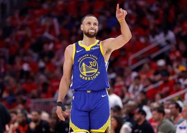 15分钟到量了！库里半场7中5得14分2助 三分5中3&积分  全队最高