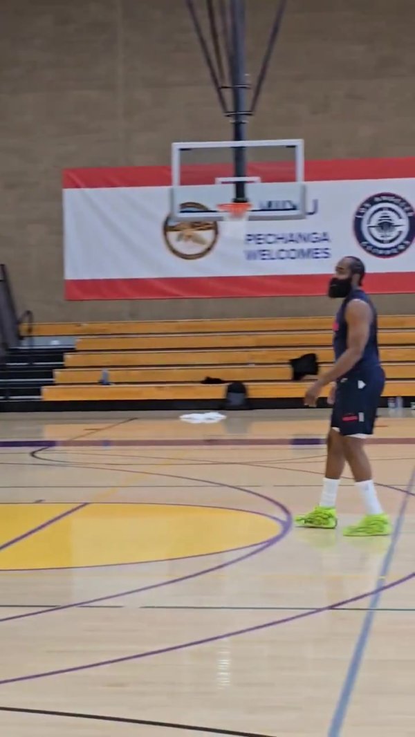 船记:球队练习 后其他所有人都已离开 哈登一个人在球馆额外训练! 船记:球队练习 后其他所有人都已离开 哈登一个人在球馆额外训练!