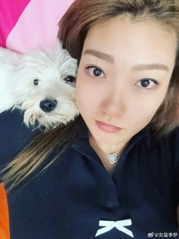 李梦晒与小狗的合照：📸𝙺𝚊𝚌𝚊 奈斯 马上见面咯