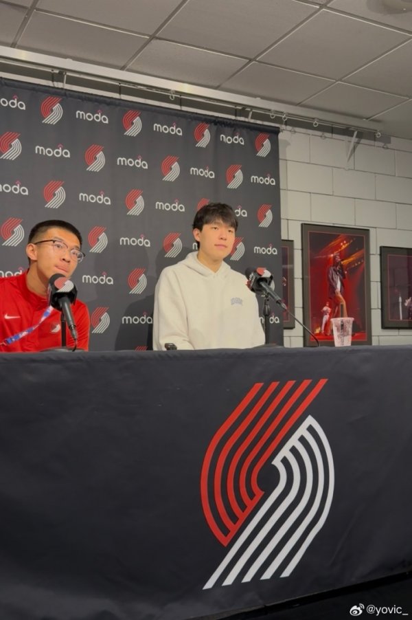 队记：瀚森能听懂更多英文了 面对英文提问也不等翻译就开始思考