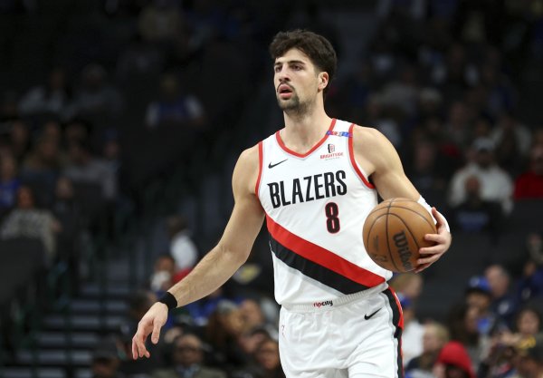 错误  略多！阿夫迪亚半场15分钟 7中3贡献9分2板2助&出现4错误