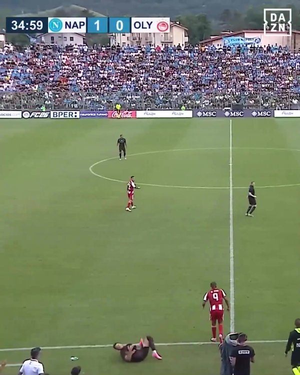 大发雷霆😡孔蒂因自家球员被违例  冲入场内抗议，与对手发生冲突