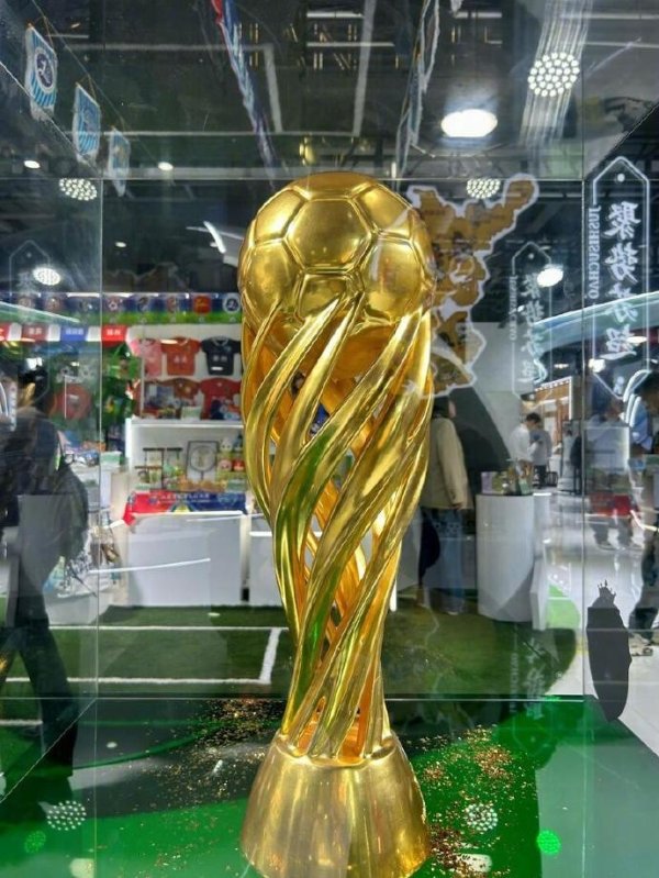 “苏超”冠军奖杯出现在进博会，成为吸引观众拍照打卡的亮点