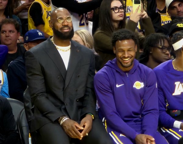 Shams：詹姆斯对本次受伤  复健    将非常非常耐心 预计11月中复出首秀