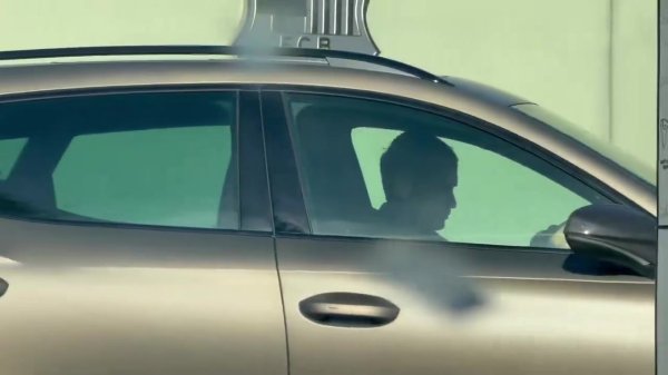 每体：什琴斯尼、佩德里等球员来到巴萨基地，参加今日训练