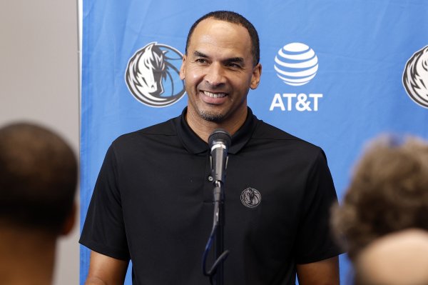 湖记玩梗：防卫  确实能夺魁  —哈里森在疯人院里看马刺赛事  时喊话！