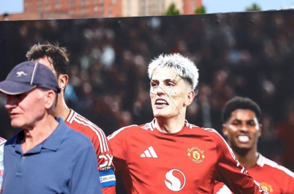 引发不满！球迷号：老特拉福德运动活动    场  外，有加纳乔形象的海报遭破坏