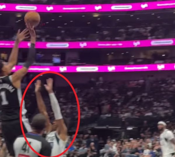 这高度谁来都不好使！文班回转  跳投克里斯蒂伸直双臂够不到其腋下